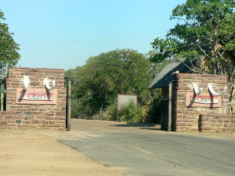 JAR 139.JPG - V Krugerově parku je několik kempů. Pouze v nich lze přespávat. V tomto období se zavírají již v 17 hodin, kdy se také stmívá. Ve větších kempech je naprosto vše, krám, restaurace, benzínová pumpa aj.